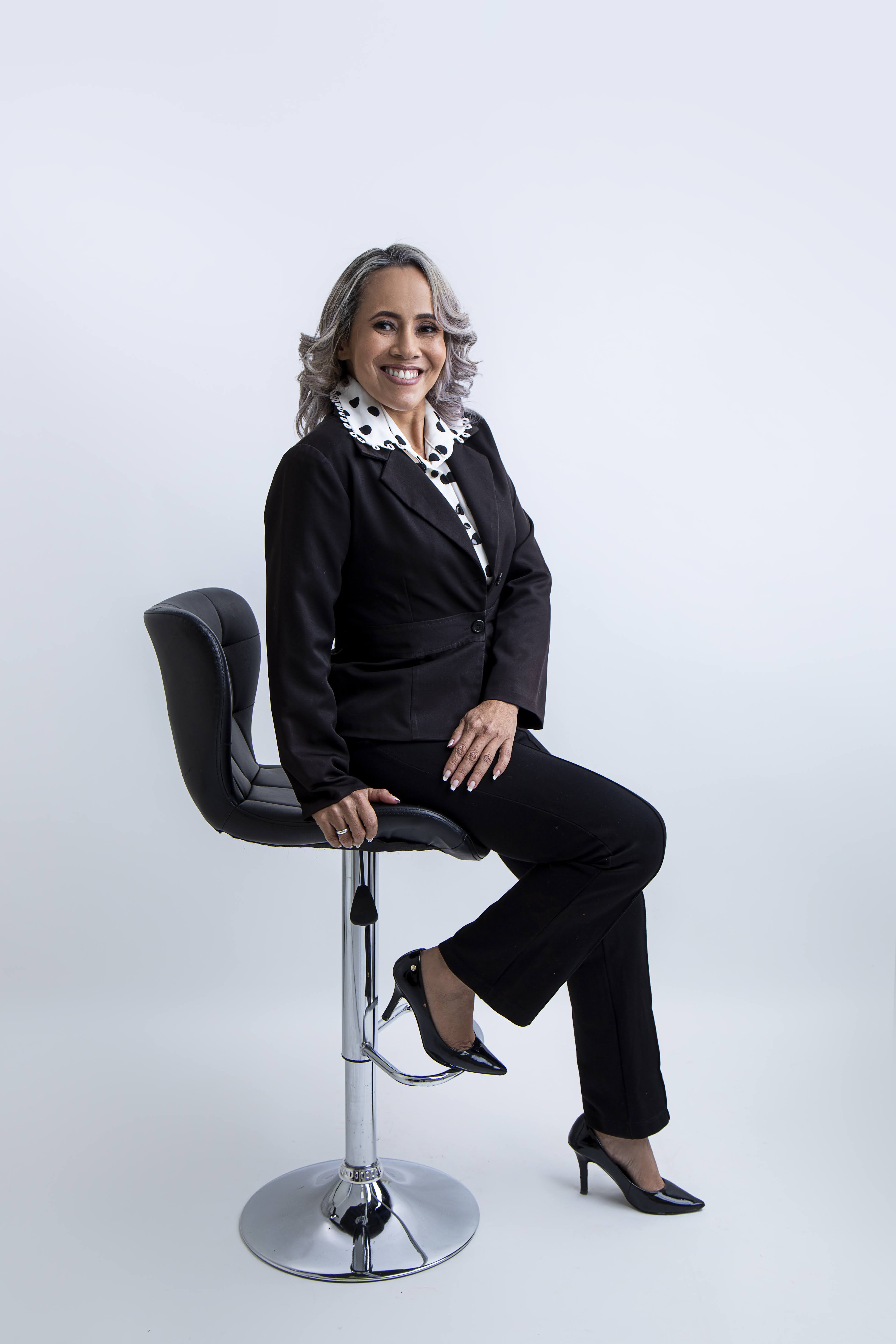 Dra. Elaine Braga sentada